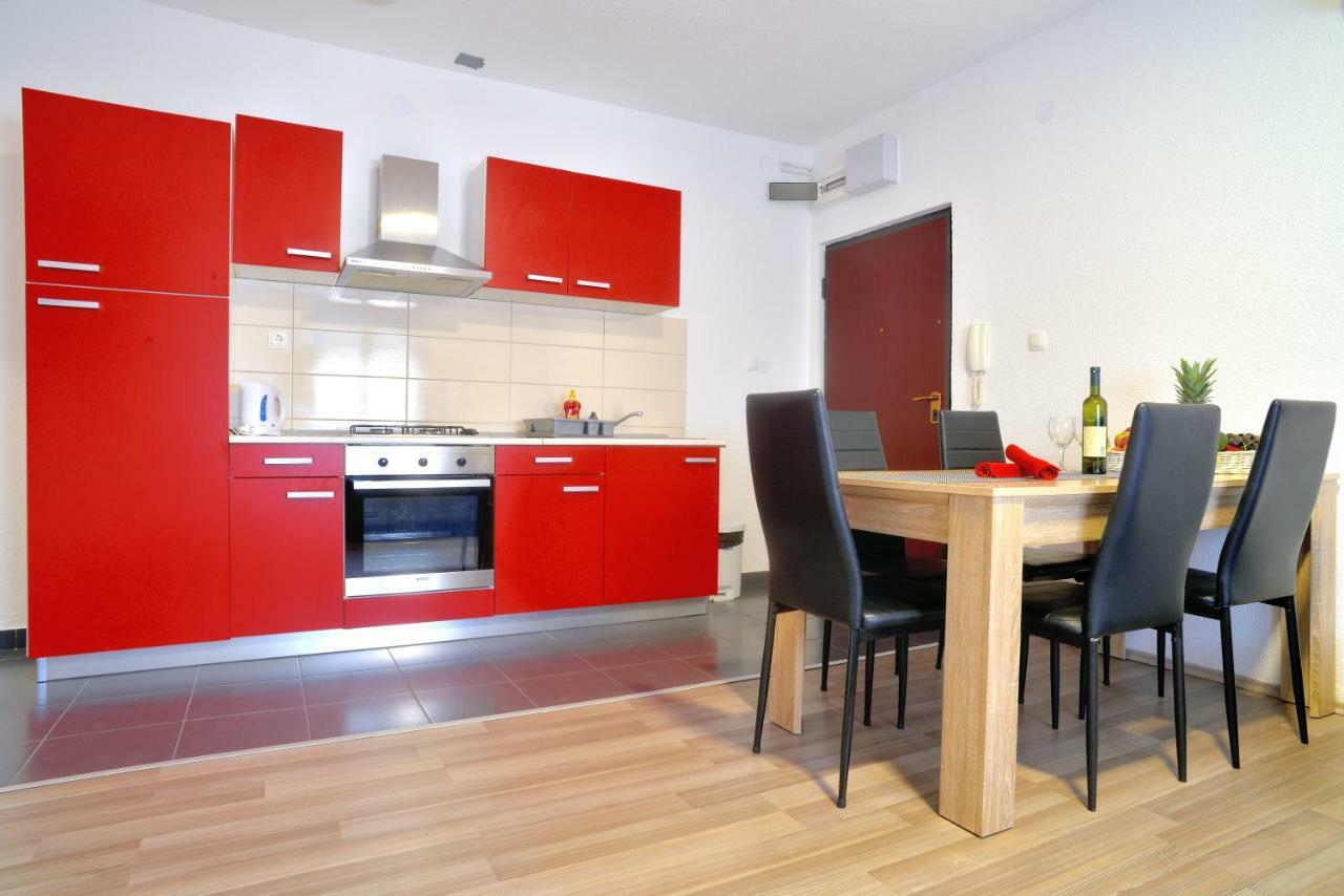 Red Rose Apartment Split Exterior photo